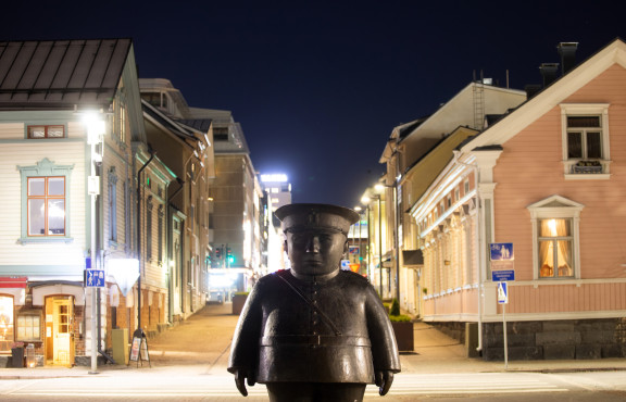 Toripolliisi Oulun torilla.