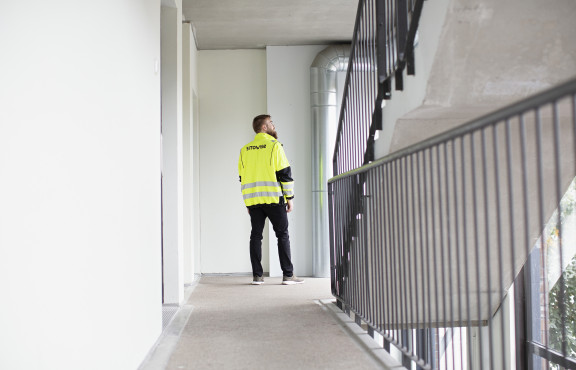 Sitowisen asiantuntija tarkistamassa rappukäytävän näkymää.