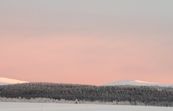 Talvinen maisema auringonlaskussa.
