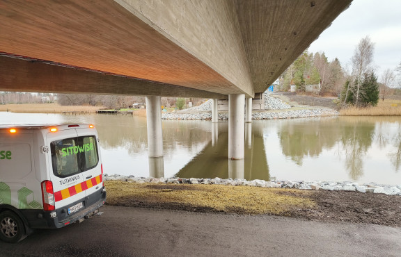 Sitowisen työauto sillan alapuolella.