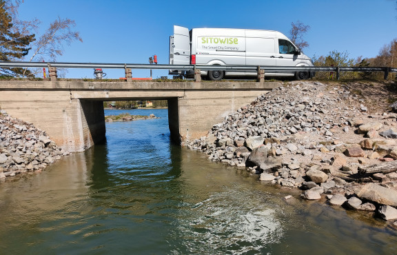 Sitowisen työauto sillalla.