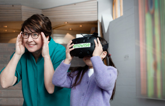 nainen ja lapsi katsoo vr-laseilla