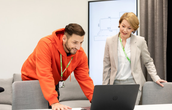 mies ja nainen katsoo tietokonetta