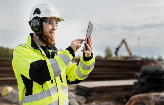 mies työmaalla käyttää tablettia