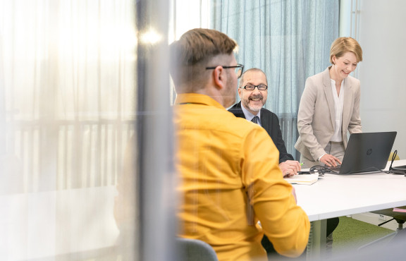 Asiantuntijoita Sitowisen toimistolla.