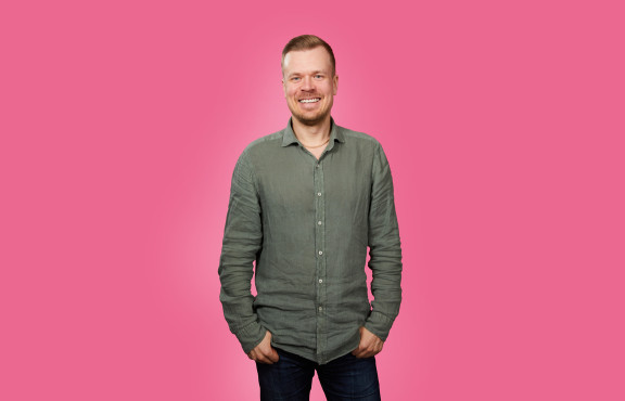 Sitowisen asiantuntija Anttoni Kananen.
