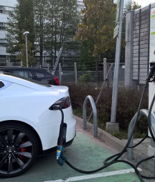 Sähköauto latauksessa sähköautojen latausasemalla