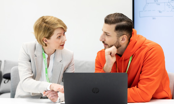 Nainen ja mies toimistolla