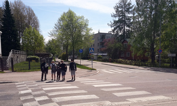 Teemme erilaisia koulumatkojen turvallisuuteen liittyviä tarkasteluja, analyyseja ja suunnitelmia yksittäisiin kohteisiin, koulureiteille ja kouluympäristöihin. 