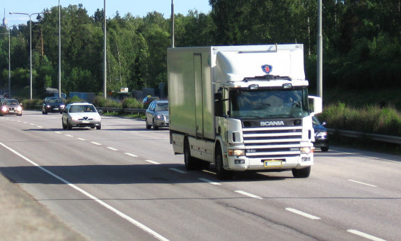 Rekka-auto ajaa moottoritiellä.