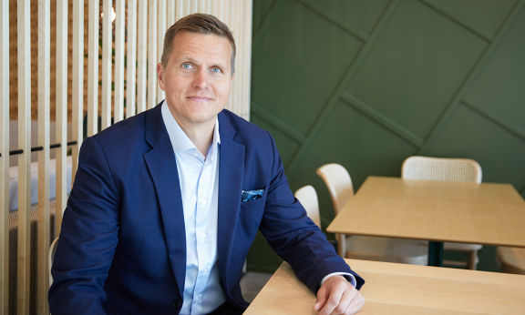 Heikki Haasmaa toimistoympäristössä