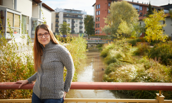 Anniina Pakkasmaa joen varella sillalla.