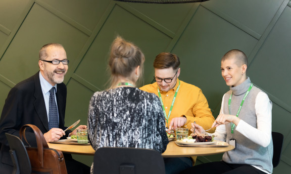 Sitowisen työntekijät yhteisellä lounaalla.