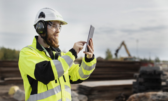 Sitowisen asiantuntija työmaalla.