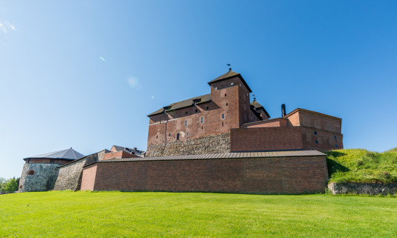 Hämeen linna kesällä.
