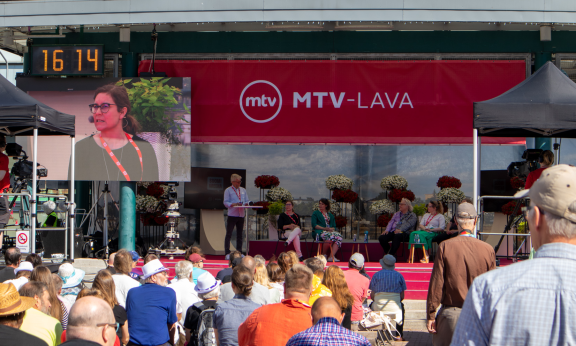 suomiareena perhonen asfaltilla