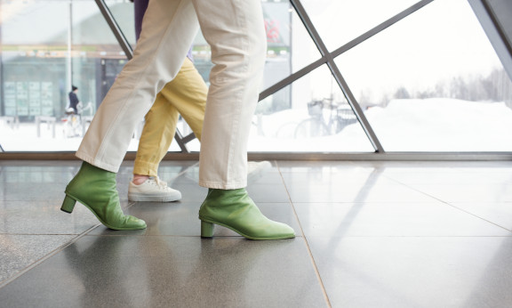 Aikuinen ja lapsi kävelemässä käytävällä.