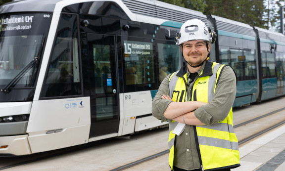 Roope Maaranta seisoo ratikkareitin edustalla turvavälineet yllään.