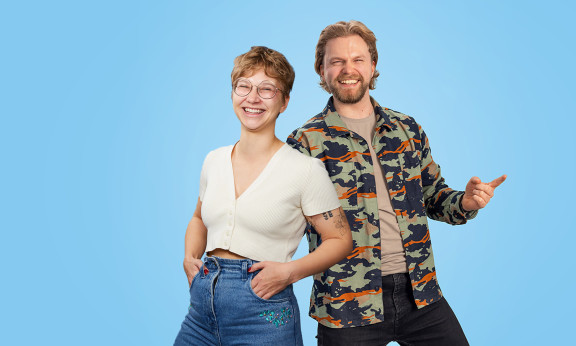 Iloisia sitowiseläsiä sinisen studiotaustan edessä.