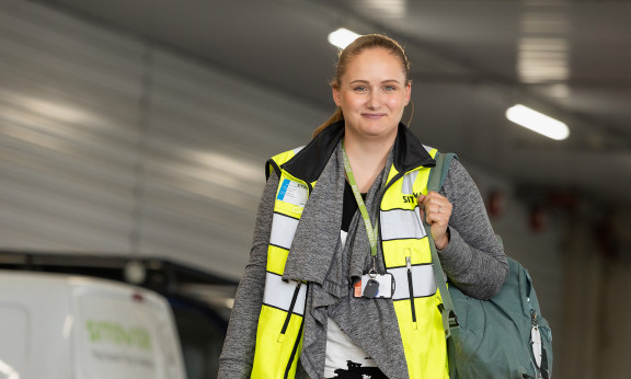 Tuisku Khan keltaisessa huomioliivissä työtehtävissään.