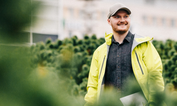 Aleksi Valtanen vihreässä kaupunkiympäristössä.
