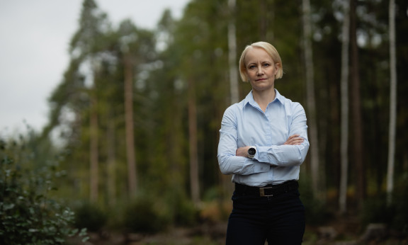 Sitowisen kestävän kehityksen johtaja Suvi Monni metsän laidalla.