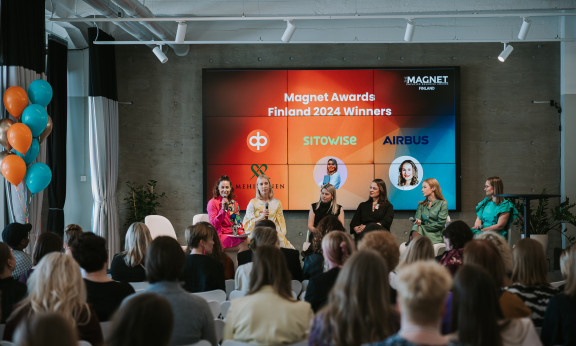 Magnet Awards -tilaisuuden paneelikeskustelu kuvattuna yleisön takaa. Kuvan otti Petri Mast.