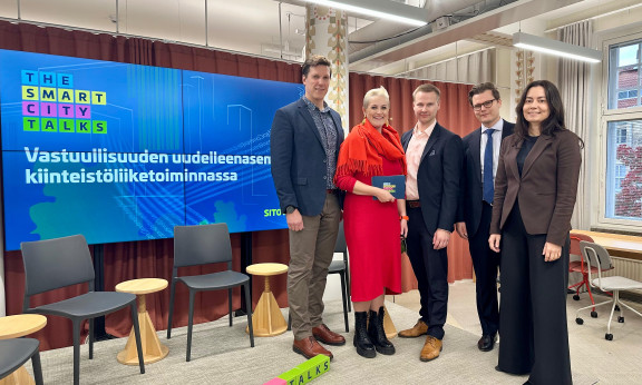 Puhujat lavalla Sitowisen The Smart City Talks tapahtumassa.