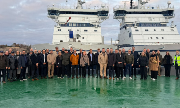 Ihmisiä jäänmurtajalla yhteiskuvassa.