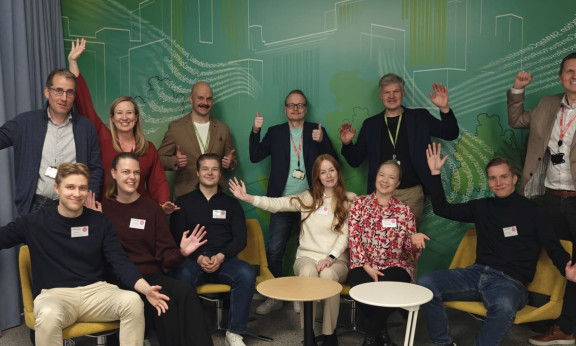 Sitowisen johtoryhmä ja nuorten take over ryhmäkuva.