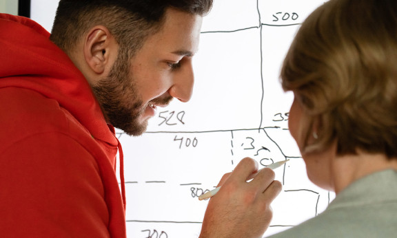 Sitowisen suunnittelijat yhteiskuvassa.