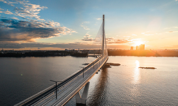 Kruunuvuorensilta auringonlaskussa.