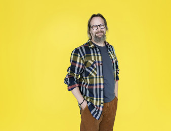 Brändikuva keltainen hymyilevä mies