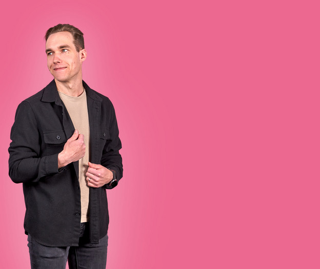 sitowiseläinen asiantuntija hymyilee kuvassa ja kastoo oikealle