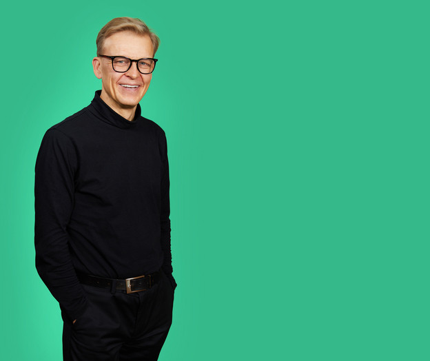 mies katsoo ja hymyilee