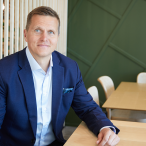 Heikki Haasmaa toimistoympäristössä